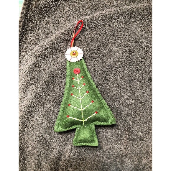 Rustic Sleigh full of Christmas ornaments - Picture 3 of 10